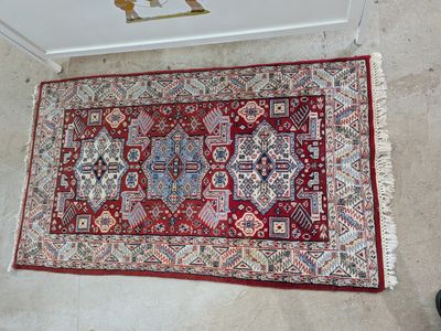 un tapis oriental posé au sol près d'une porte