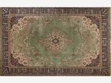un tapis vert orné d'un motif en médaillon