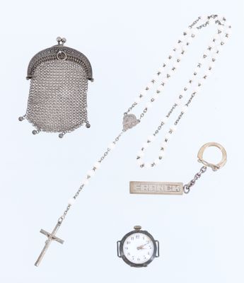 un grand nombre d'objets posés sur la table