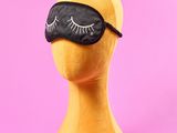une tête de mannequin jaune portant un masque noir sur les yeux