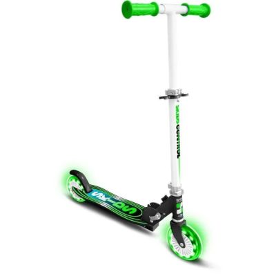 un gros plan d'un scooter aux roues vertes sur fond blanc