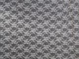 un tapis orné d'un motif noir et blanc