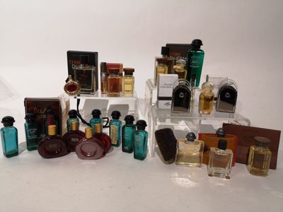 de nombreux parfums de toutes sortes exposés sur une table