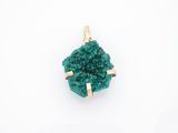 un pendentif en druzy vert sur fond blanc
