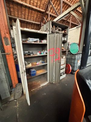 une grande porte ouverte au milieu d'une pièce