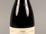 une bouteille de vin posée sur une table