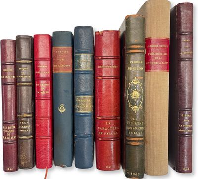 plusieurs vieux livres sont alignés sur une surface blanche