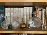 une étagère sur laquelle sont posées de nombreuses bouteilles et de nombreux livres