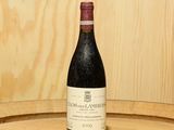 une bouteille de vin posée sur un tonneau