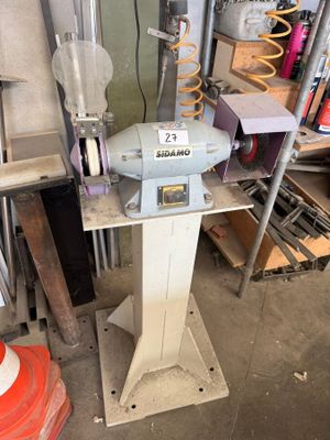 a machine that is sitting on a table in a garage