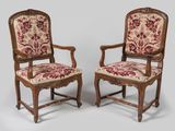 paire de fauteuils français du XIXe siècle en noyer sculpté