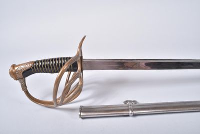 une vieille épée avec une poignée en bois et un tube métallique