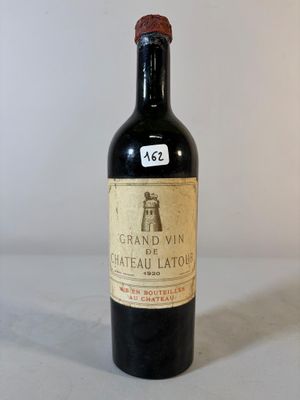 une bouteille de vin posée sur une table