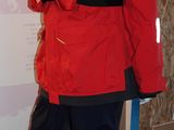un mannequin vêtu d'une veste rouge et d'un pantalon noir