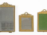 trois miroirs à cadre doré accrochés à un mur blanc, sur un fond vert et blanc