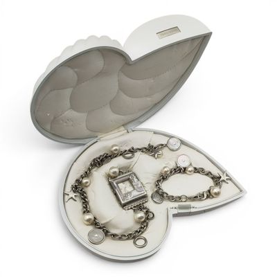 une boîte en forme de cœur contenant un collier et un bracelet