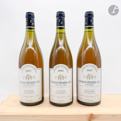 trois bouteilles de vin posées sur un plateau en bois
