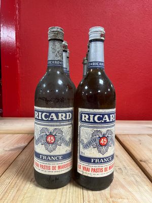 deux bouteilles de bière posées sur une table en bois
