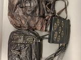 Deux porte-monnaie et un sac à main sont posés sur une table