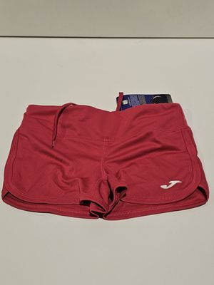 un short rouge posé sur une table
