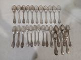 beaucoup de cuillères et de fourchettes en argent sur une table