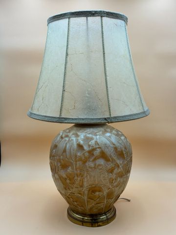 LALIQUE (d’après). Vase pansu « aux perruches » en verre moulé pr
