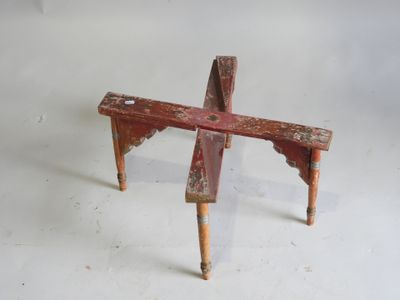une petite table en bois sur laquelle se trouve une croix