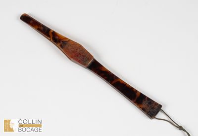 JAPON, début du XXème siècle. Manche d’éventail sculpté d’un…