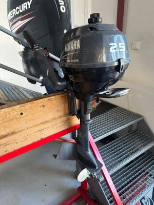 un moteur posé sur un support dans un garage