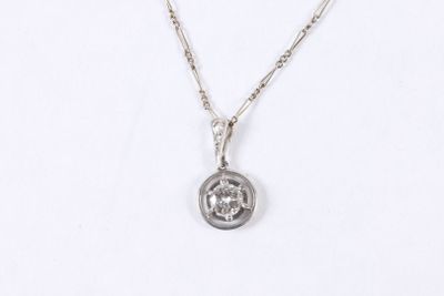 gros plan d'un collier sur une surface blanche