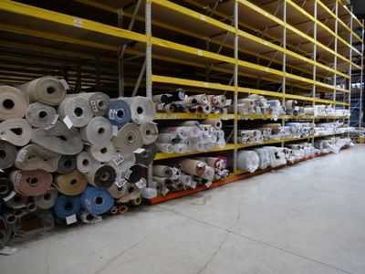de nombreux rouleaux de papier sur les étagères de l'entrepôt