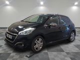 la petite voiture noire est garée dans le garage sur un sol en damier