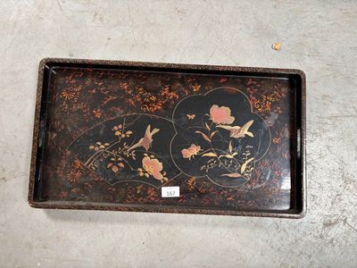 un plateau orné d'un motif représentant des oiseaux et des fleurs