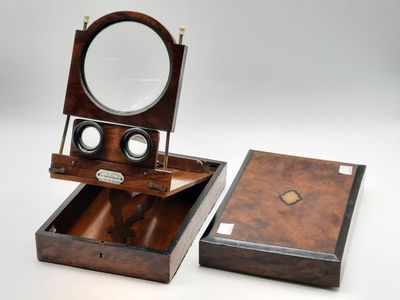 une image représentant une boîte en bois surmontée d'un miroir