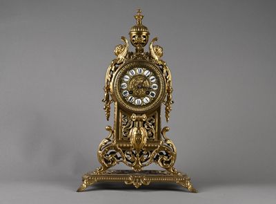 une horloge en or posée sur un socle