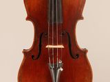 gros plan d'un violon avec un archet sur fond blanc