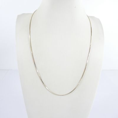 gros plan d'un collier sur un mannequin mannequin