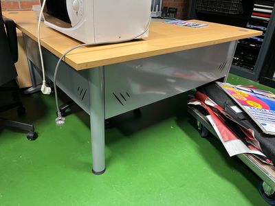 deux bureaux en stratifié avec retour, piètement métallique,…