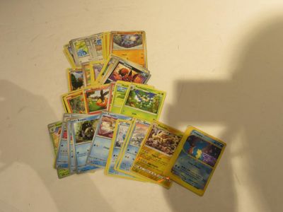 une pile de cartes pokemon sur une table