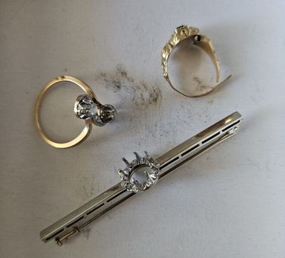 deux bagues et une pince à cravate posées sur une table