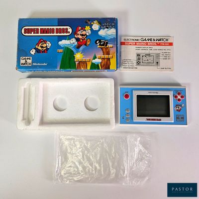 une console Nintendo et une boîte de jeu posées sur une table