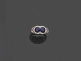 une bague en saphir et diamant