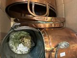 une boîte contenant quelques vieux faitouts en cuivre