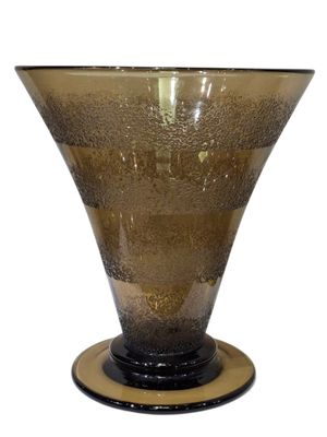DAUM NANCY France Vase cornet sur talon en verre teinté à dé…