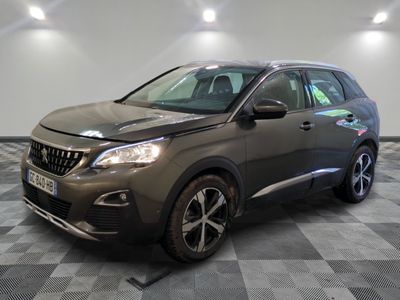 une voiture grise est garée sur le sol à carreaux d'un garage