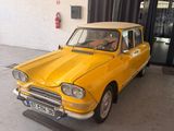 une voiture jaune garée devant un immeuble