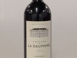 une bouteille de vin posée sur une table