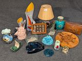beaucoup d'objets posés sur le sol
