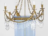 une image d'un lustre dont la coupole en verre bleu est suspendue au plafond