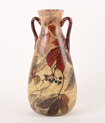 un vase orné d'un motif de feuilles et de baies